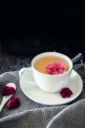 深色背景上的玫瑰花茶