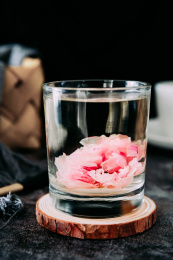 深色背景上的玫瑰花茶
