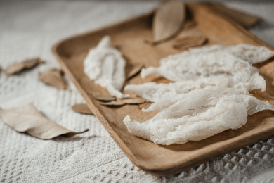 木头盘子上燕窝燕条