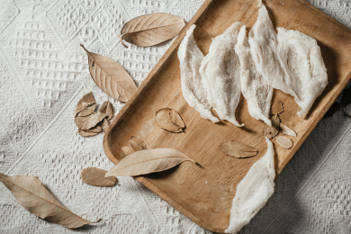 木头盘子上燕窝燕条