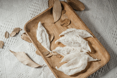 木头盘子上燕窝燕条