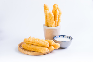 放在白色背景上的豆浆油条