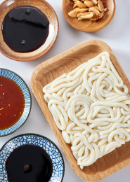白色背景上摆放的甜水面食材酱料
