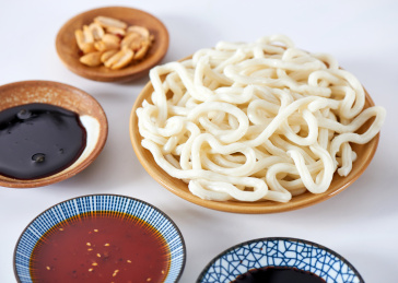 白色背景上摆放的甜水面食材酱料