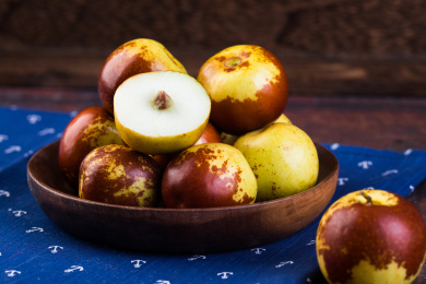 切开的冬枣装在木盘里