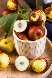 装在竹筐里的新鲜冬枣