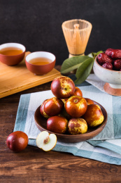 装在木盘里的冬枣