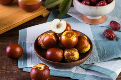 装在木盘里的冬枣