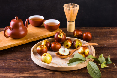 切开的冬枣放在木勺上