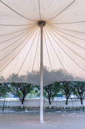 公园里的伞形雨棚建筑