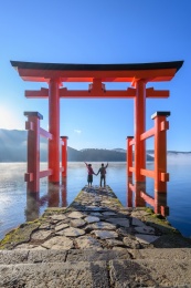 在日本箱根神社水中鸟居下牵手的年轻情侣