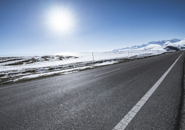中国雪山高原旁公路路面