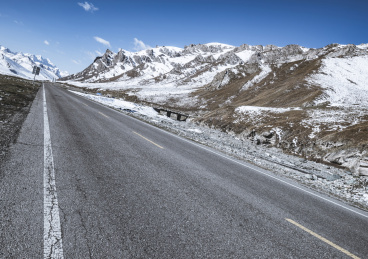 中国雪山高原旁公路路面