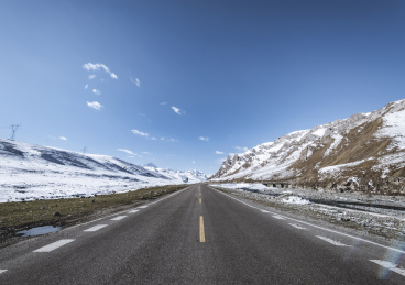 中国雪山高原旁公路路面