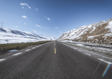 中国雪山高原旁公路路面