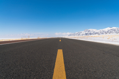 中国新疆赛里木湖的环湖公路