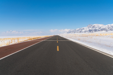 中国新疆赛里木湖的环湖公路