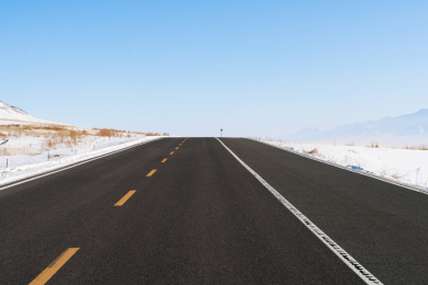 中国新疆赛里木湖的环湖公路