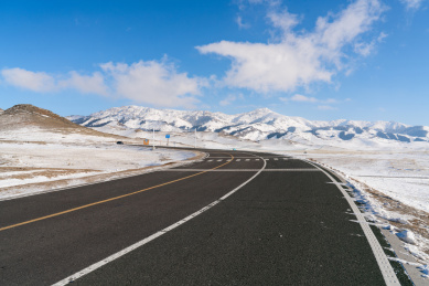 中国新疆赛里木湖的环湖公路