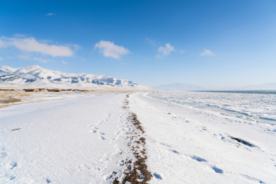 中国新疆赛里木湖的冰面