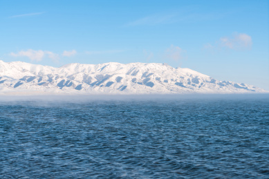 中国新疆赛里木湖的冬天