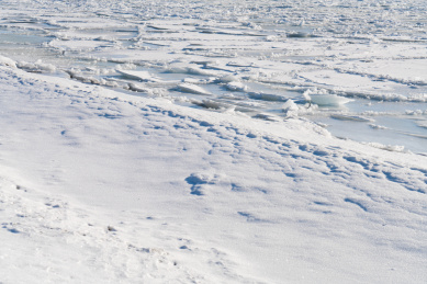 中国新疆赛里木湖的冬天