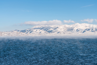 中国冬季新疆的赛里木湖