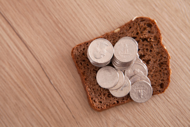 一片面包上散落着硬币