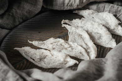 针织桌布木头盘子上燕窝燕条