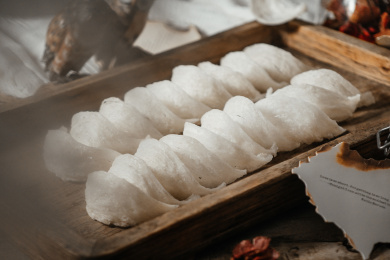 木头盘子上燕窝燕盏