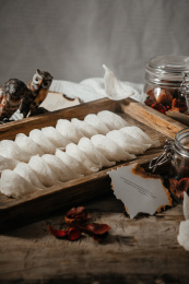 木头盘子上燕窝燕盏