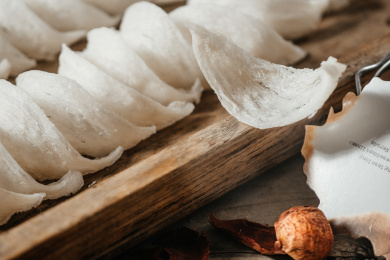 木头盘子上燕窝燕盏