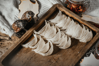 木头盘子上燕窝燕盏