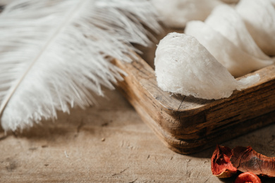 木头盘子上燕窝燕盏