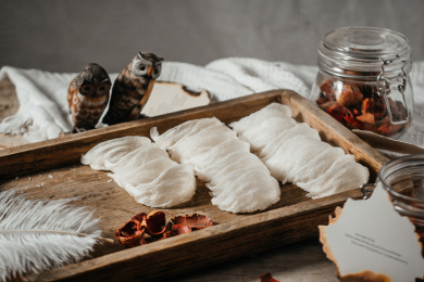 木头盘子上燕窝燕盏