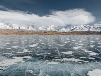 中国新疆帕米尔高原被冰封的喀拉库勒湖