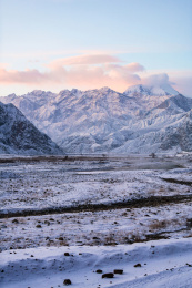 中国新疆帕米尔高原雪山的清晨