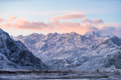 中国新疆帕米尔高原雪山的清晨