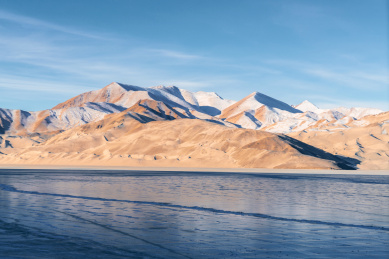 中国新疆帕米尔高原的白沙山与白沙湖