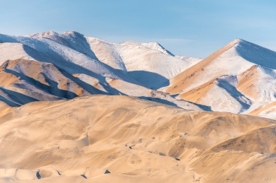 中国新疆帕米尔高原被雪覆盖的白沙山