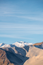 中国新疆帕米尔高原被雪覆盖的白沙山