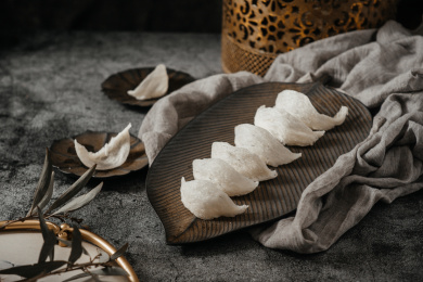 石板瓷盘上的燕窝燕盏