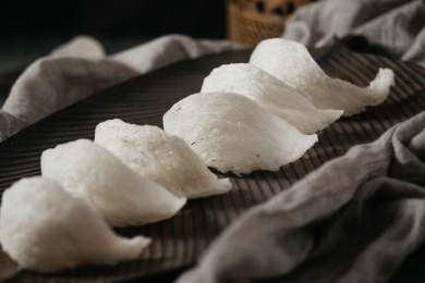 石板瓷盘上的燕窝燕盏