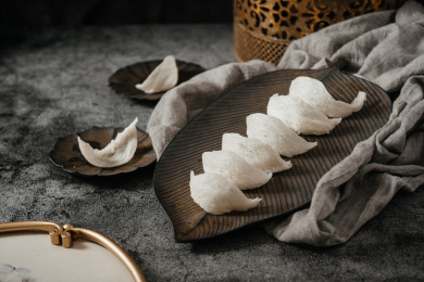 石板瓷盘上的燕窝燕盏