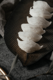 石板瓷盘上的燕窝燕盏