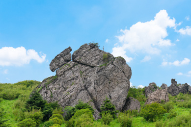 中国湖北省神农架林区的板壁岩