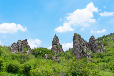 中国湖北省神农架林区的板壁岩