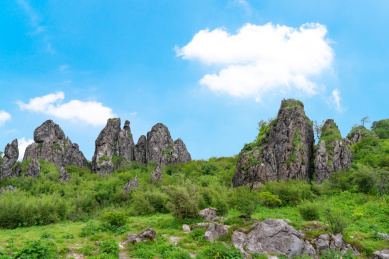 中国湖北省神农架林区的板壁岩