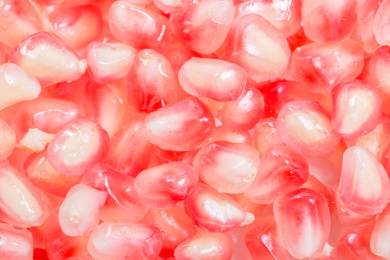 粉红色的石榴籽果实