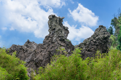 中国湖北省神农架林区的板壁岩